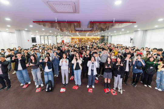 지난 24일 'Discover the U' 행사에 참석한 중·고등학생과 학부모 400여 명이 유타대 아시아캠퍼스에서 기념촬영을 하고 있다.